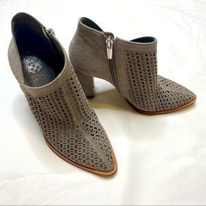 VINCE CAMUTO Levesna bootie, grey suede